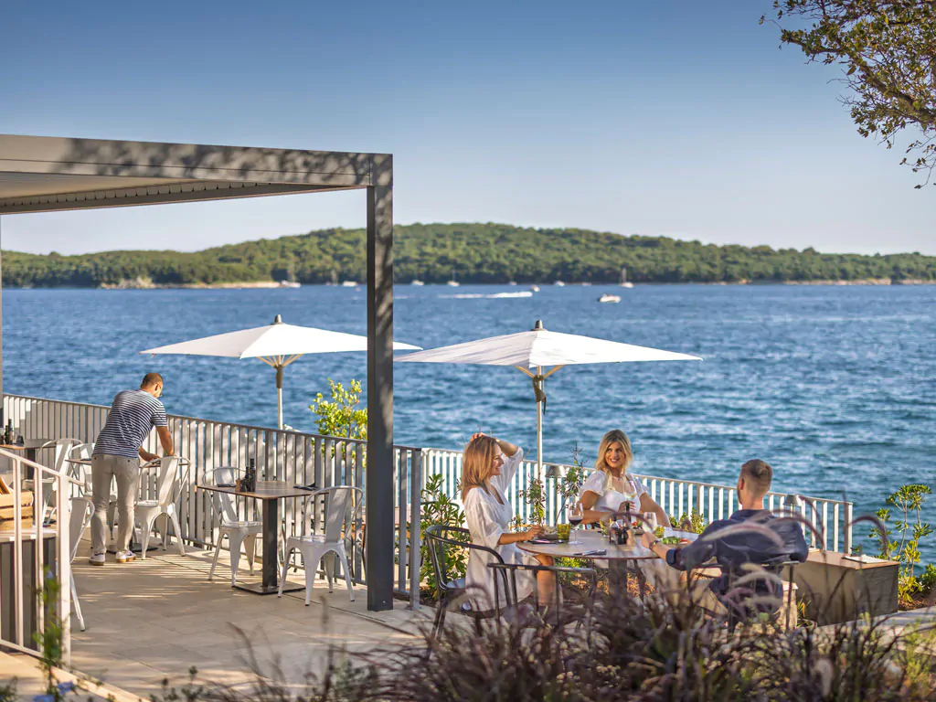 campsite-koversada-covered-restaurant-sea-view