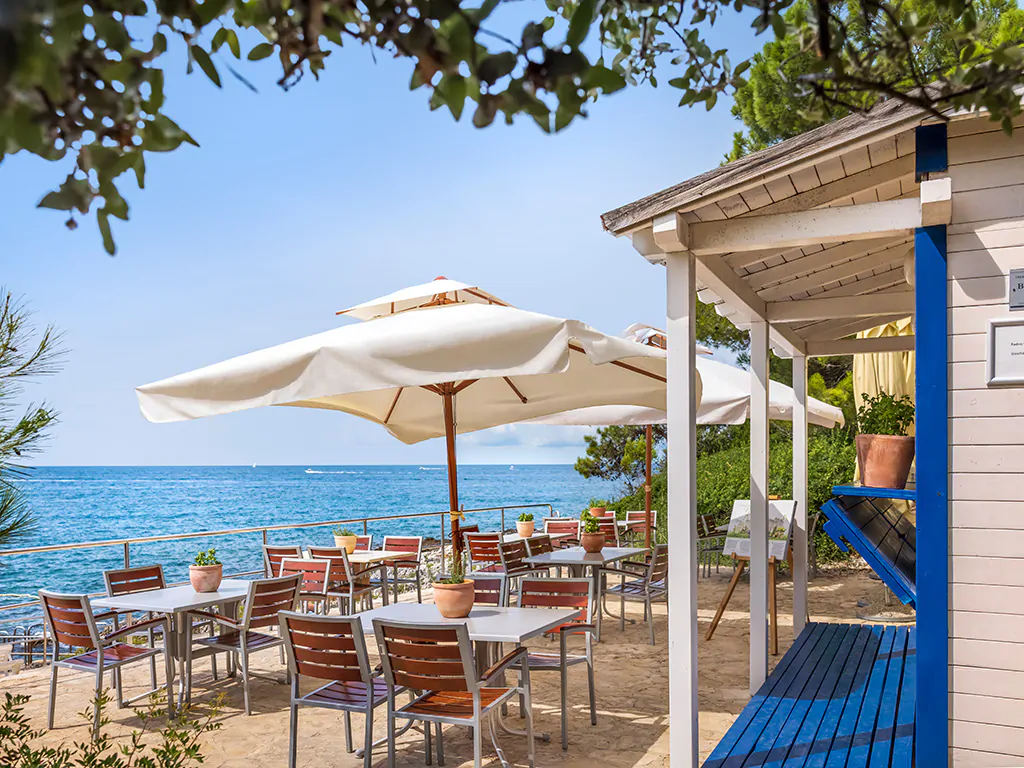 campsite-koversada-covered-restaurant-seaview