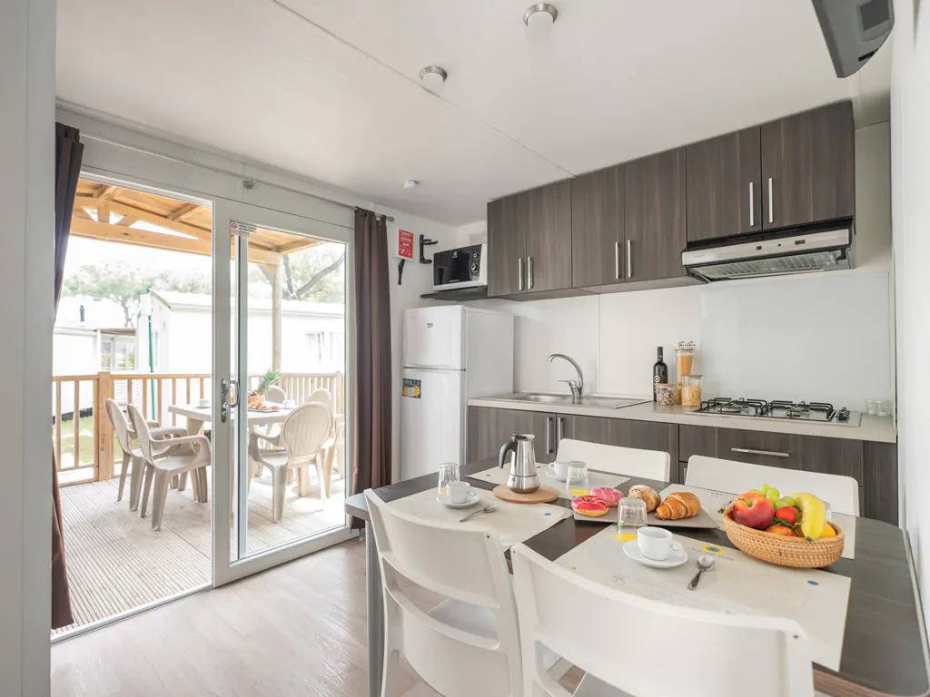 jesolo-mare-family-camping-village-lodge-comfort-interior-terrace-kitchen