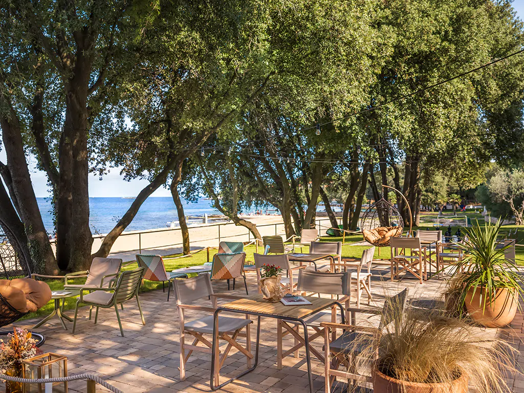 koversada-covered-caffe-bar-with-a-view