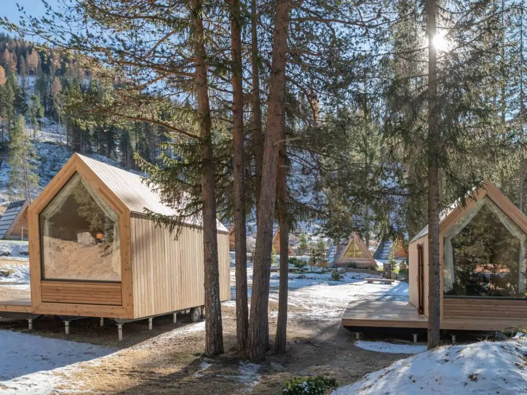 sass-dlacia-forest-cabin-exterior-mountatin-view