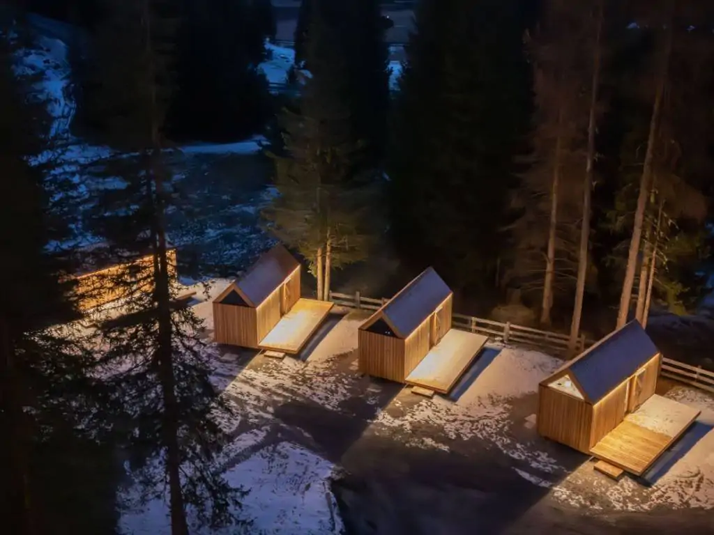 sass-dlacia-forest-cabin-exterior-view-from-above