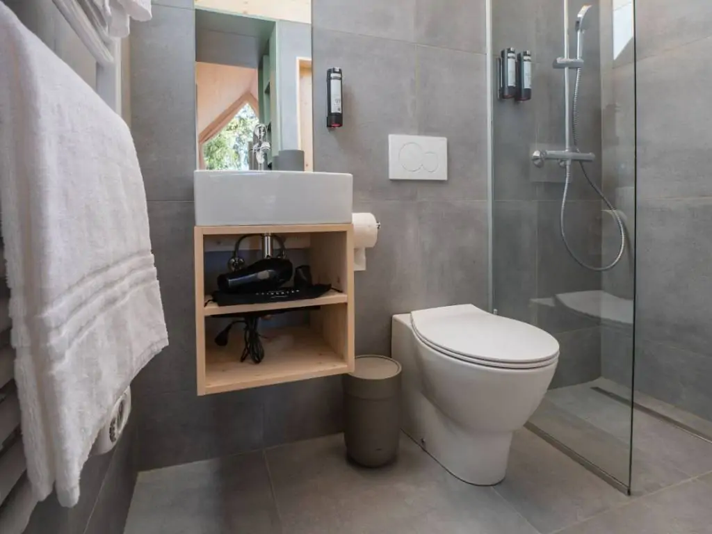sass-dlacia-forest-cabin-interior-bathroom-shower