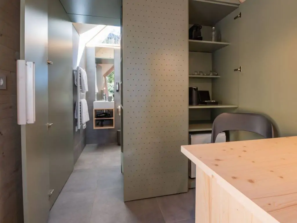 sass-dlacia-forest-cabin-interior-bathroom