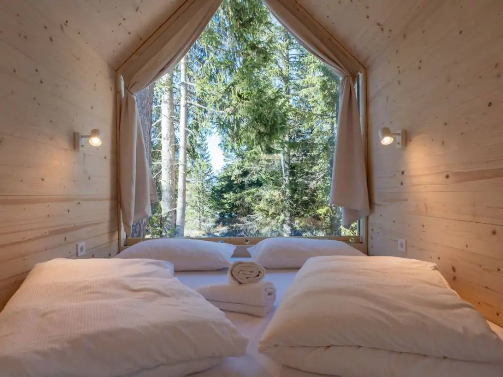 sass-dlacia-forest-cabin-interior-bedroom-bedlinen-included-in-the-price