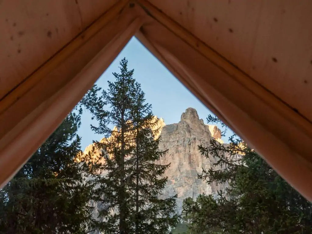 sass-dlacia-forest-cabin-interior-bedroom-mountain-view