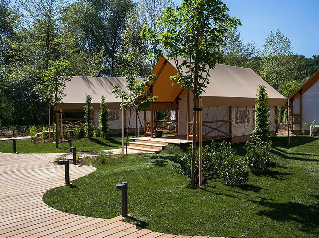 terme-olimia-glamping-tent-s1-pool-exterior-pathway-view