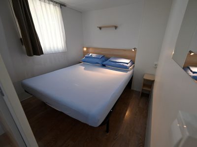 belvedere-pineta-camping-village-mobile-home-premium-l-interior-bedroom-double-bed