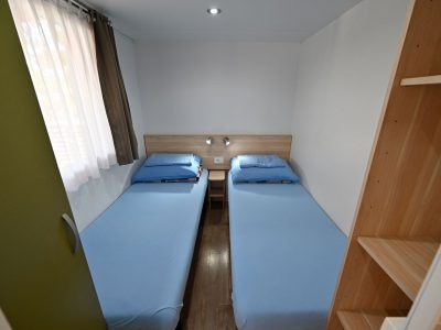 belvedere-pineta-camping-village-mobile-home-premium-l-interior-bedroom-single-beds