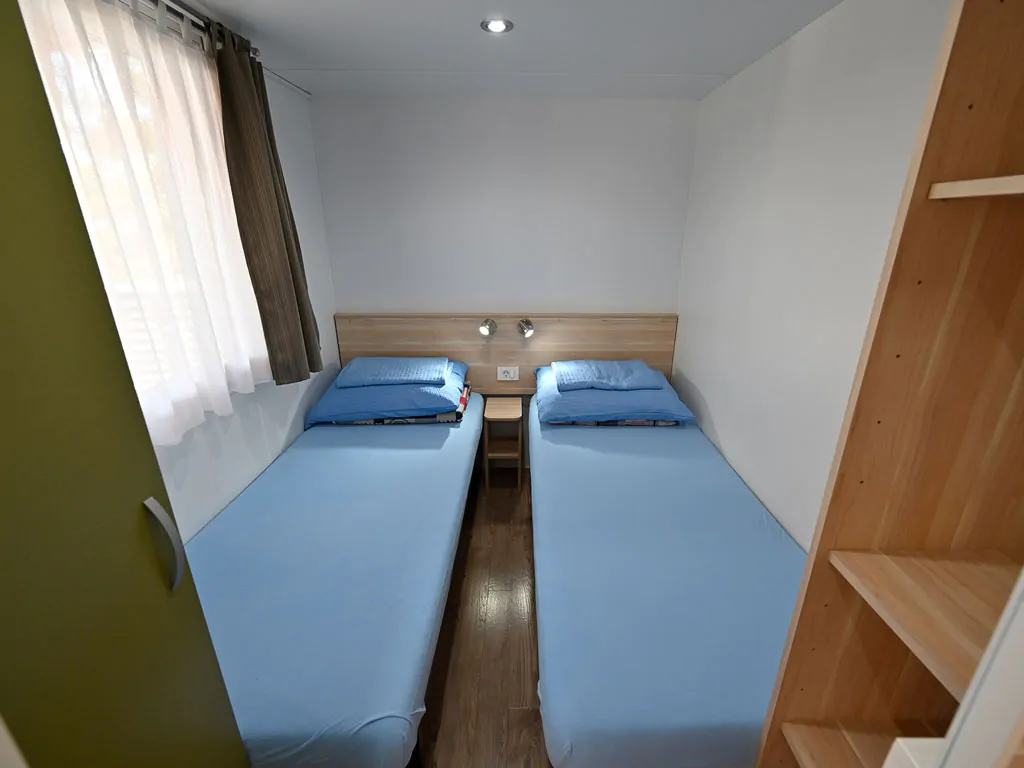 belvedere-pineta-camping-village-mobile-home-premium-l-interior-bedroom-single-beds