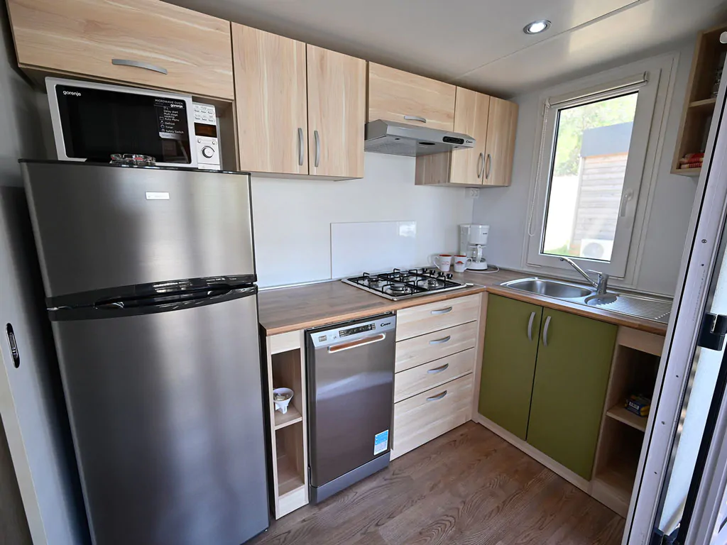 belvedere-pineta-camping-village-mobile-home-premium-l-interior-kitchen