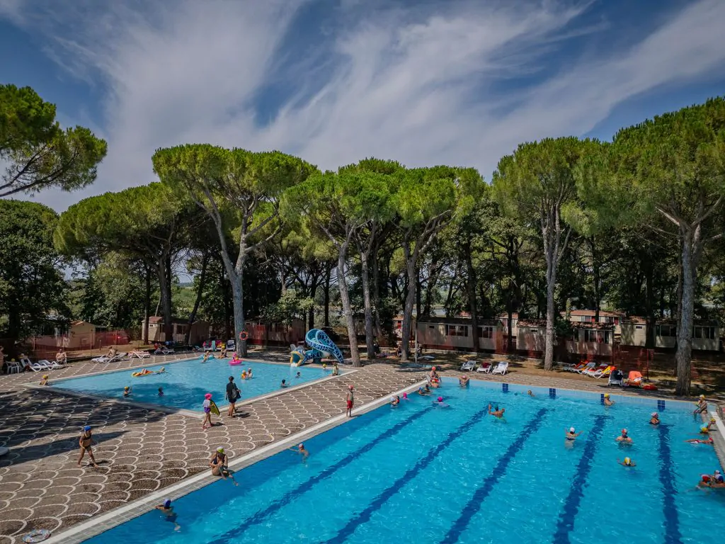 belvedere-pineta-camping-village-outdoor-pool-sunny