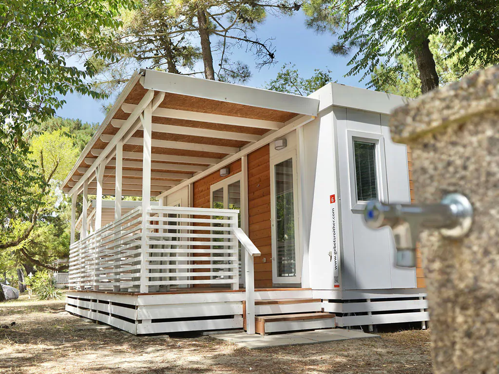 camping-mare-e-pineta-mobile-home-premium-i-exterior-terrace-entrance