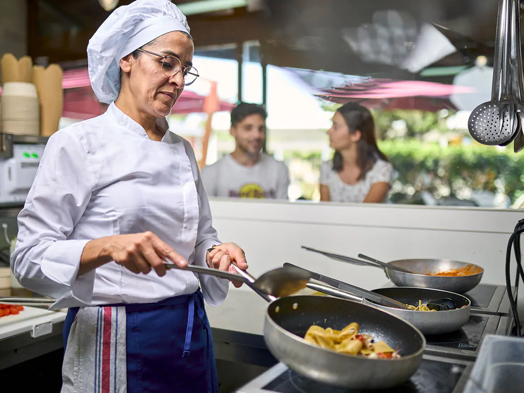 camping-village-le-esperidi-deli-pizzeria-lady-cooking