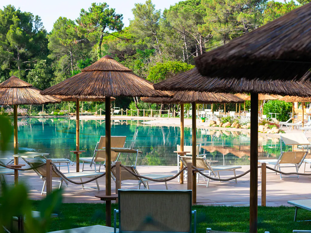 camping-village-le-esperidi-pool-sunbeds