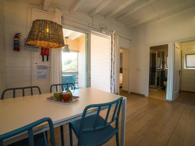 camping-village-resort-pax-4-inerior-kitchen-dining-table-view-on-terrace