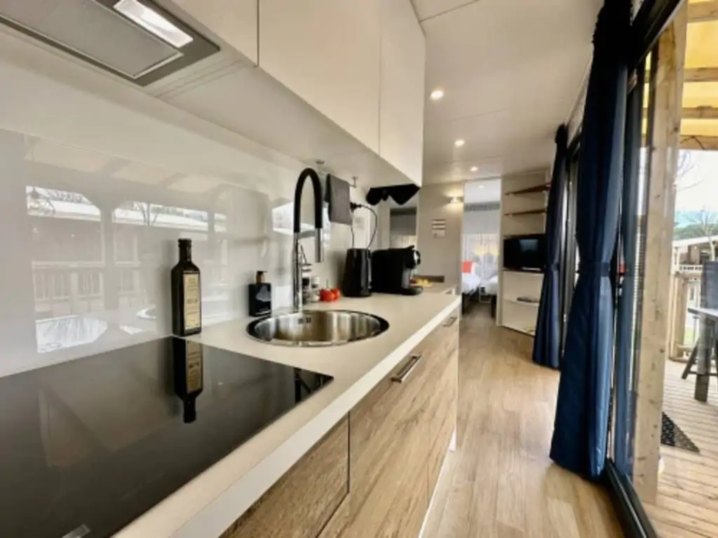 campsite-gasparina-estivo-premium-deluxe-kitchen