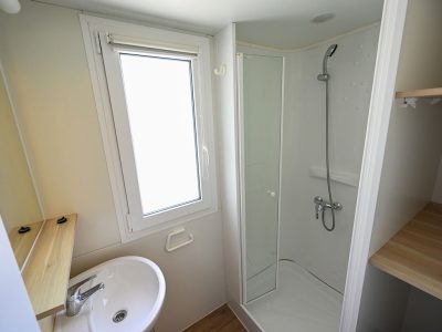centro-vacanze-villaggio-san-francesco-mobile-home-premium-i-interior-bathroom