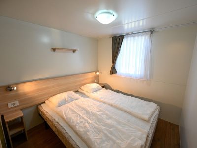 centro-vacanze-villaggio-san-francesco-mobile-home-premium-i-interior-bedroom-double-bed