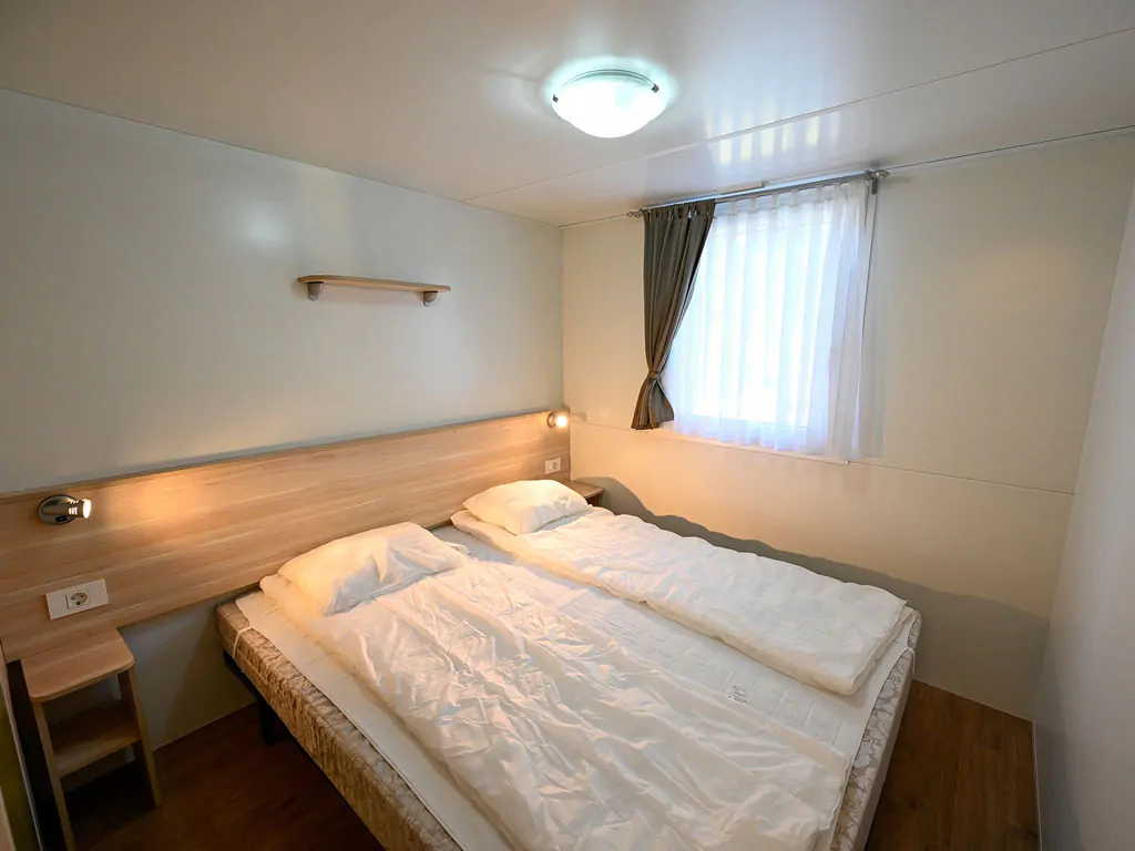 centro-vacanze-villaggio-san-francesco-mobile-home-premium-i-interior-bedroom-double-bed