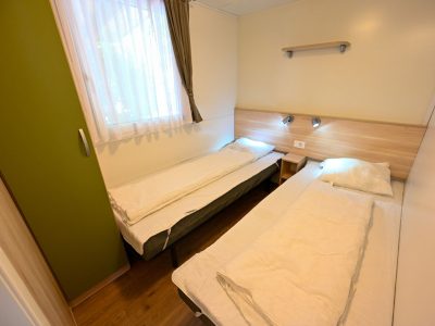 centro-vacanze-villaggio-san-francesco-mobile-home-premium-i-interior-bedroom-single-beds