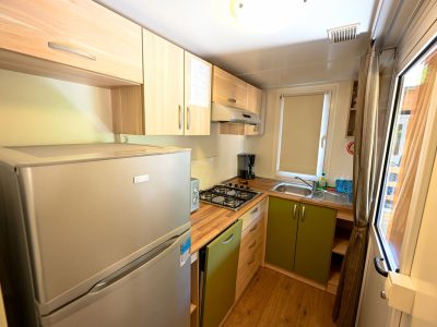 centro-vacanze-villaggio-san-francesco-mobile-home-premium-i-interior-kitchen