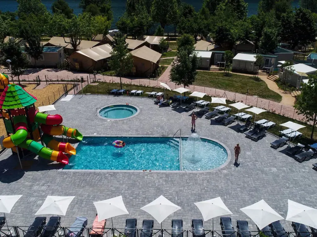 lago-idro-glamping-boutique-exterior-pool-voew-1024x768-jpg