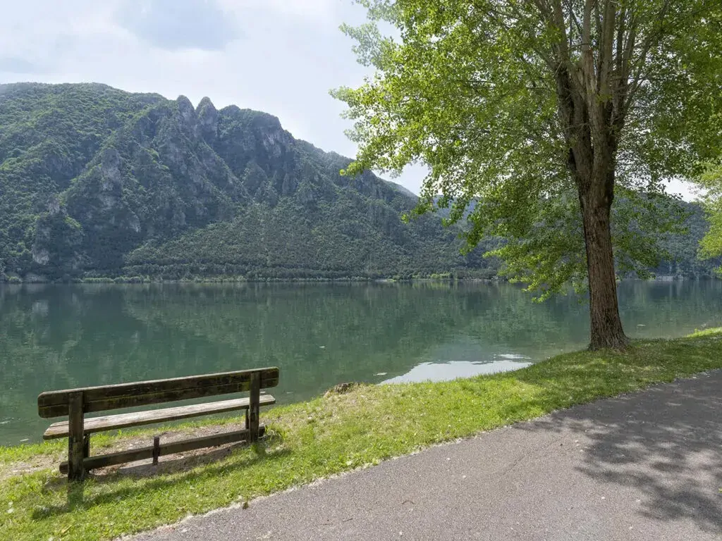 lago-idro-glamping-boutique-exterior-walkway-1024x768-jpg