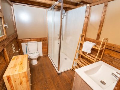 lago-idro-glamping-boutique-glamping-tent-air-dreamer-3-interior-bathroom