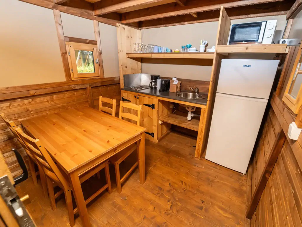 lago-idro-glamping-boutique-glamping-tent-air-dreamer-3-interior-kitchen