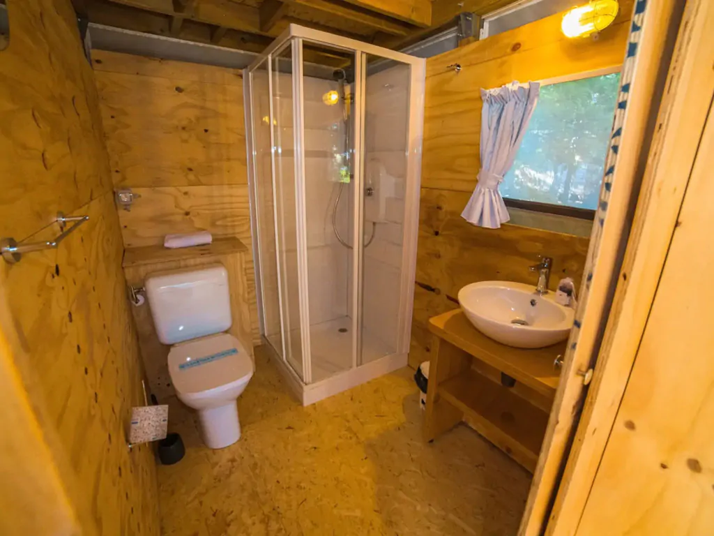 lago-idro-glamping-boutique-glamping-tent-airlodge-20-interior-bathroom