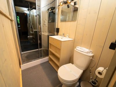 lago-idro-glamping-boutique-glamping-tent-safari-tent-interior-bathroom