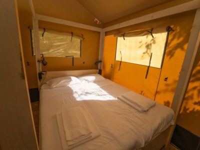 lago-idro-glamping-boutique-glamping-tent-safari-tent-interior-bedroom-double-bed