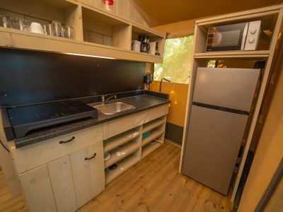 lago-idro-glamping-boutique-glamping-tent-safari-tent-interior-kitchen