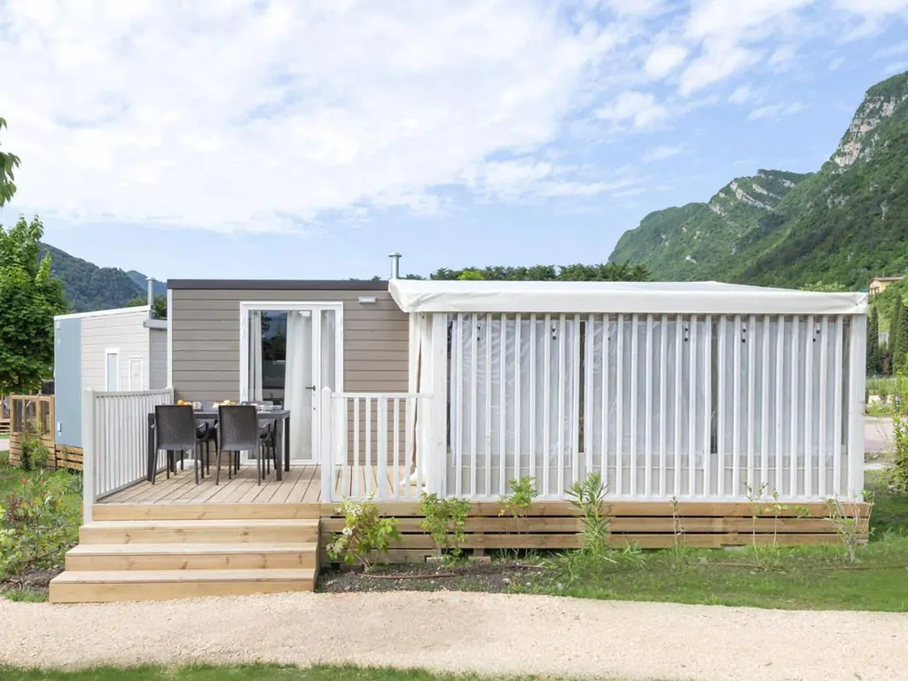lago-idro-glamping-boutique-mobile-home-cottage-clever-exterior-entrance