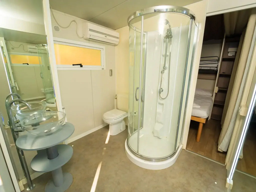 lago-idro-glamping-boutique-mobile-home-cottage-clever-interior-bathroom