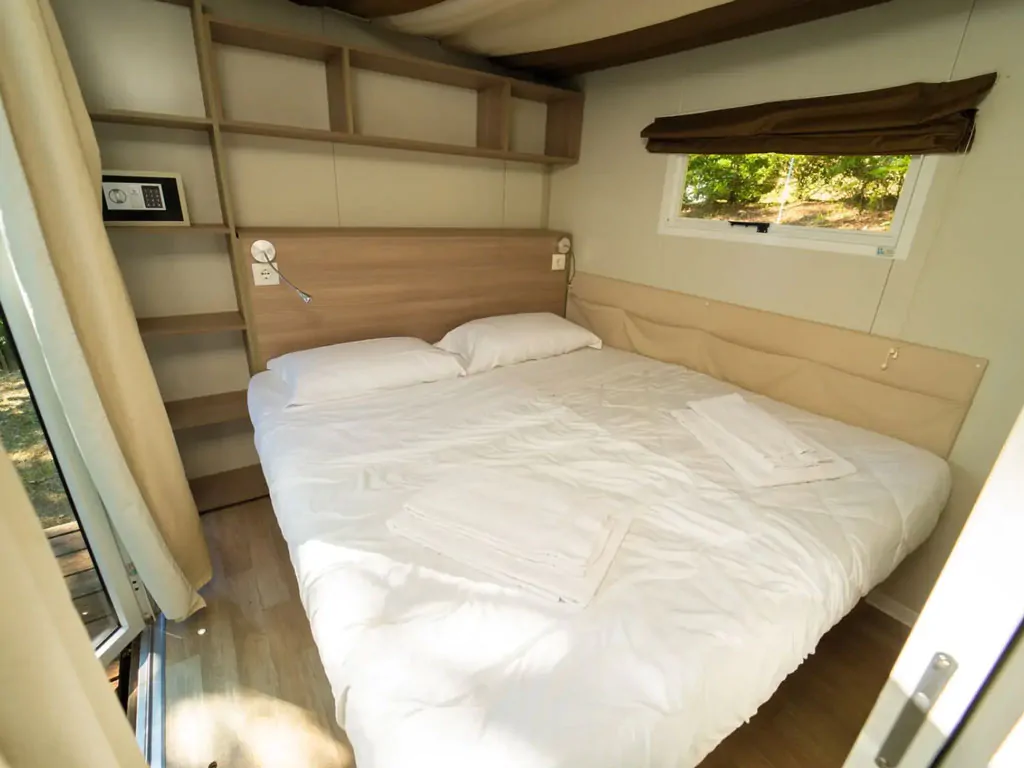 lago-idro-glamping-boutique-mobile-home-cottage-clever-interior-bedroom-double-bed