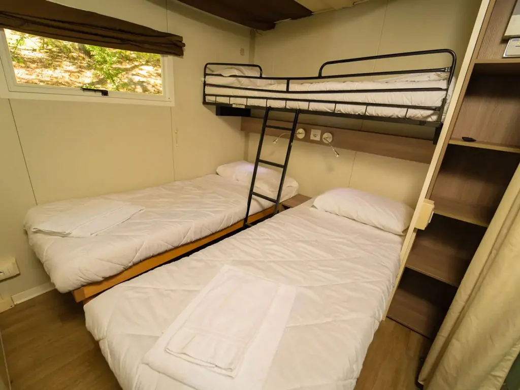 lago-idro-glamping-boutique-mobile-home-cottage-clever-interior-bedroom-single-beds