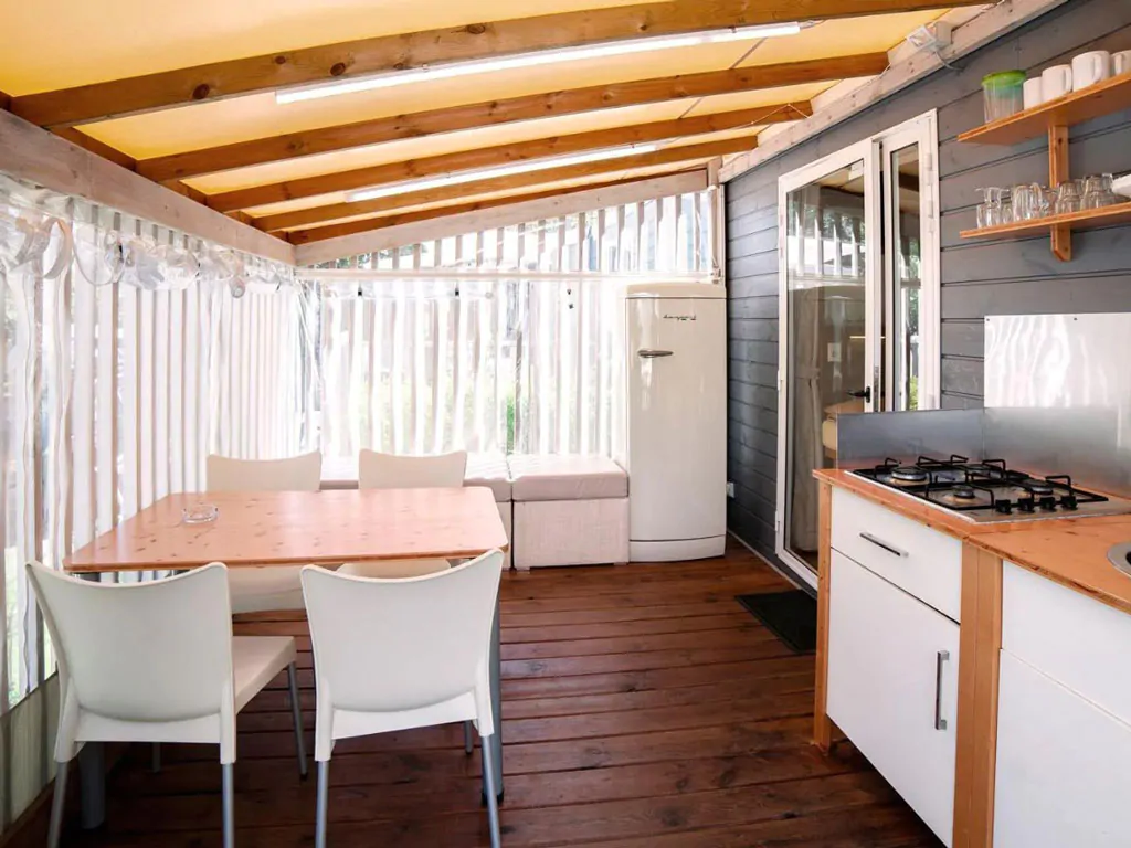 lago-idro-glamping-boutique-mobile-home-cottage-clever-interior-kitchen