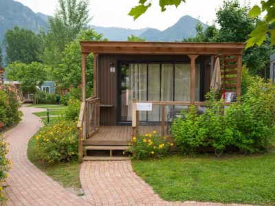 lago-idro-glamping-boutique-mobile-home-cube-suite-xl-exterior-mobile-home-entrance