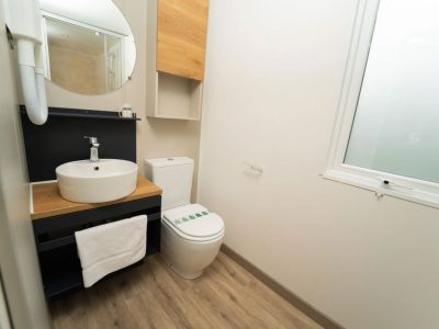 lago-idro-glamping-boutique-mobile-home-cube-suite-xl-interior-bathroom