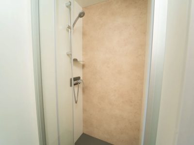lago-idro-glamping-boutique-mobile-home-cube-suite-xl-interior-bathroom-shower