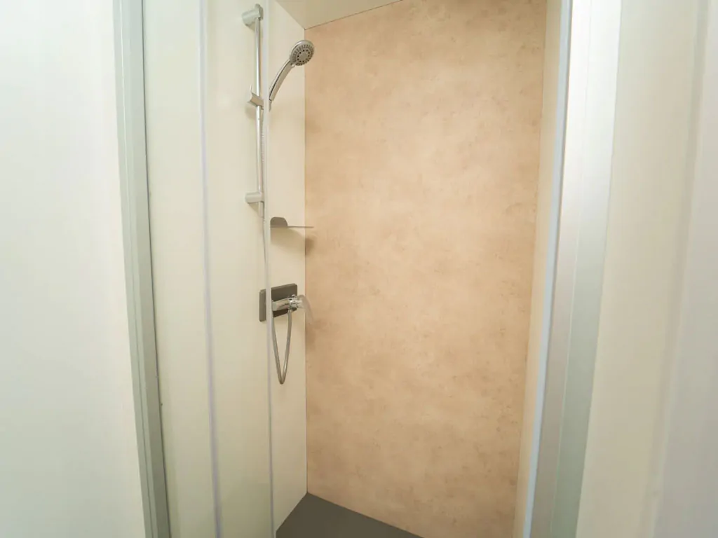 lago-idro-glamping-boutique-mobile-home-cube-suite-xl-interior-bathroom-shower