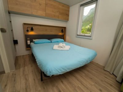 lago-idro-glamping-boutique-mobile-home-cube-suite-xl-interior-double-bed