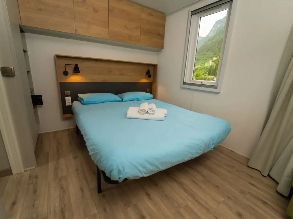lago-idro-glamping-boutique-mobile-home-cube-suite-xl-interior-double-bed
