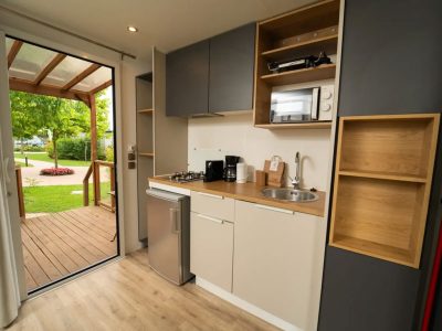 lago-idro-glamping-boutique-mobile-home-cube-suite-xl-interior-kitchen