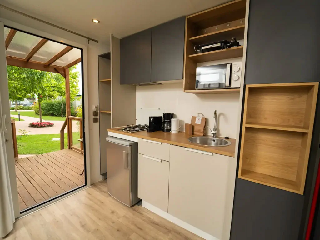 lago-idro-glamping-boutique-mobile-home-cube-suite-xl-interior-kitchen