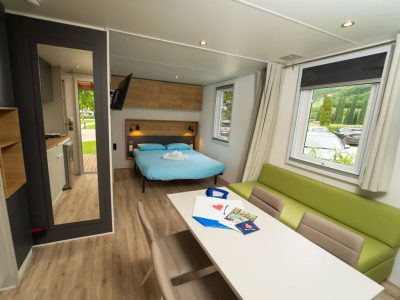 lago-idro-glamping-boutique-mobile-home-cube-suite-xl-interior-living-room-double-bed