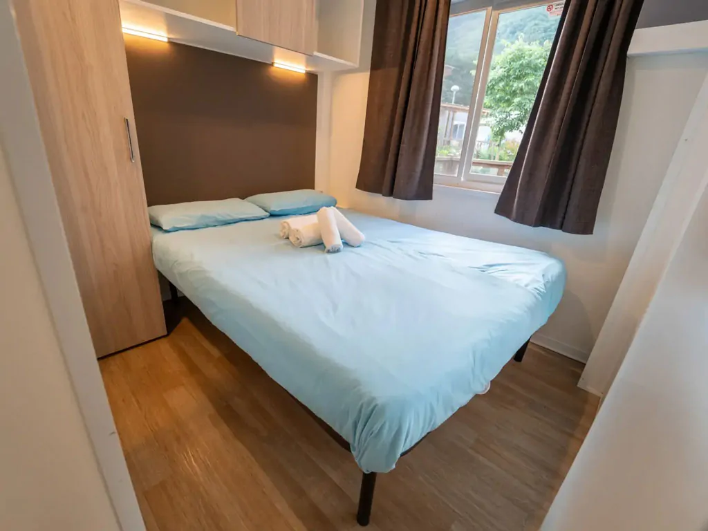 lago-idro-glamping-boutique-mobile-home-next-xl-superior-interior-bedroom-double-bed