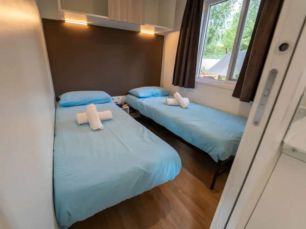 lago-idro-glamping-boutique-mobile-home-next-xl-superior-interior-bedroom-single-beds